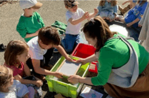 Lire la suite à propos de l’article Earth Week : les élèves de Grande Section fabriquent leur propre papier recyclé !