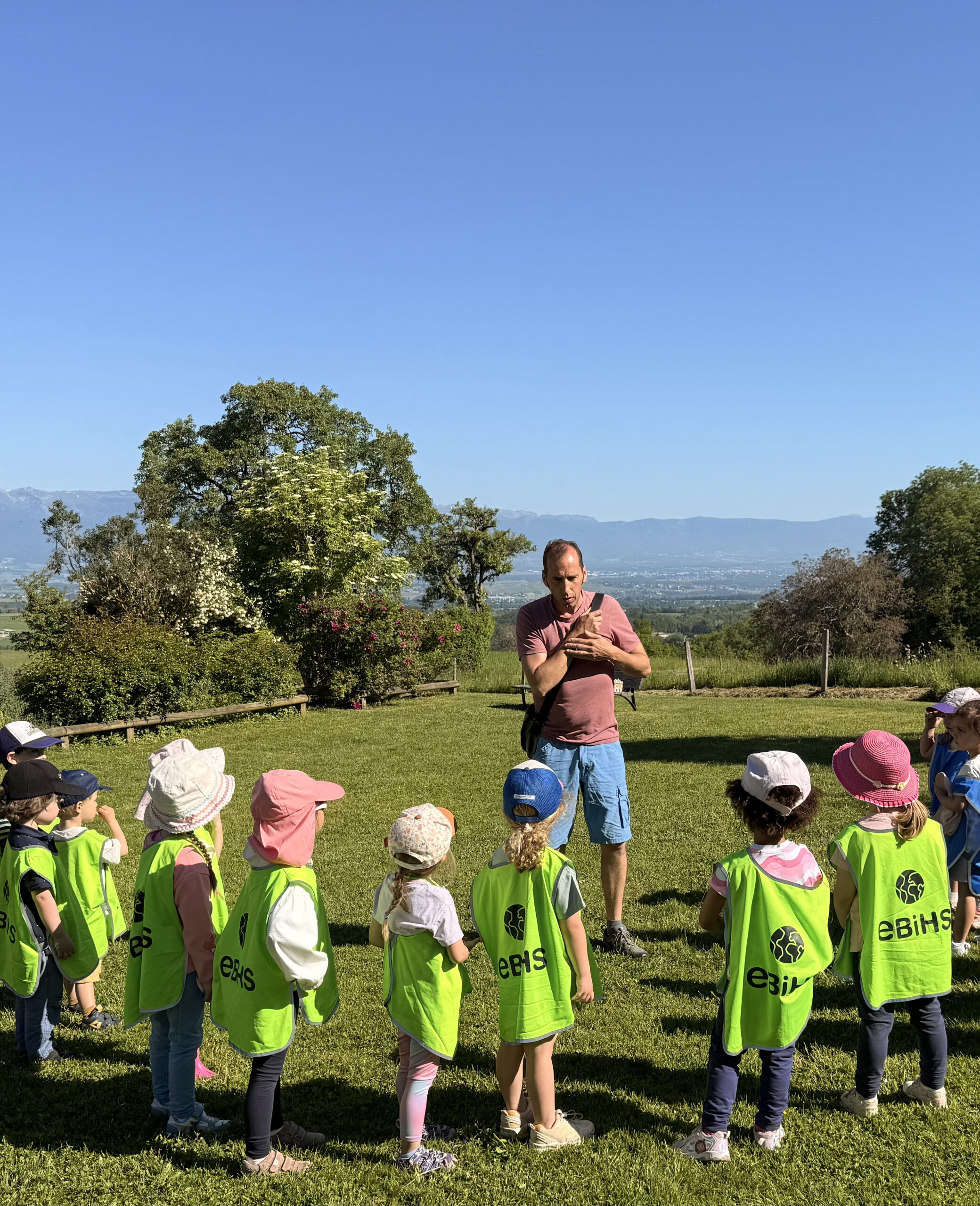 Read more about the article Our Petite Section students explore the 5 senses at La Maison du Salève!
